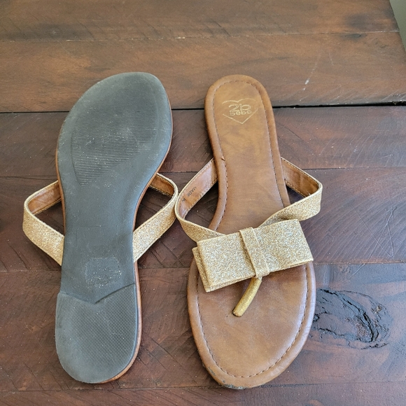 2b Bebe Gold Glitter Toe Post Sandals Size 9 - Picture 3 of 5